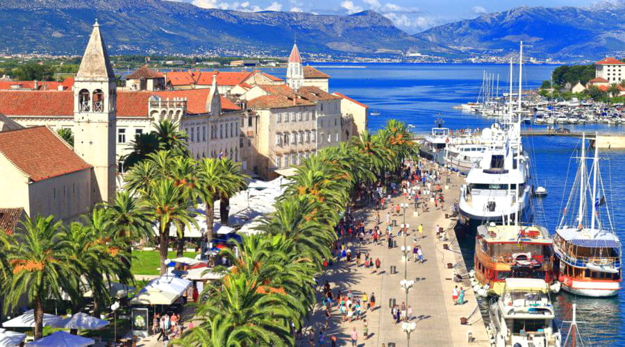 Nuestros servicios de alquiler de coches ofrecen una diversa selección de vehículos en Trogir.